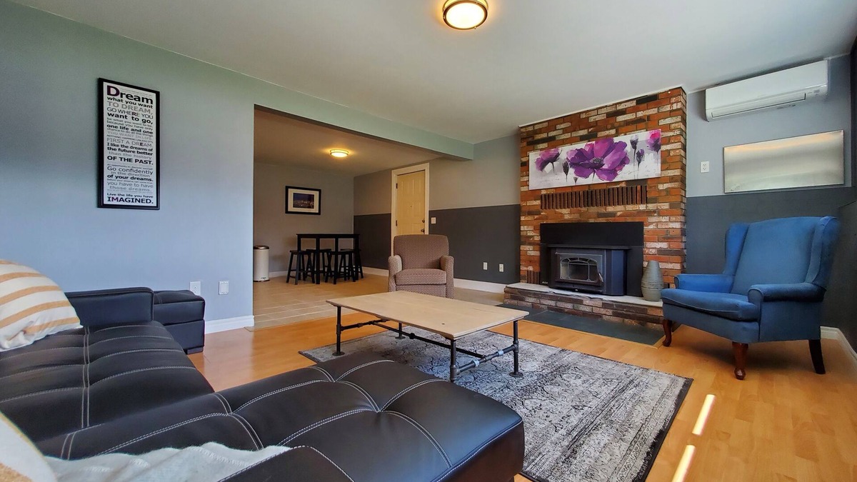 South Pandosy House | Family and pet friendly suite 5 minute walk to the lake