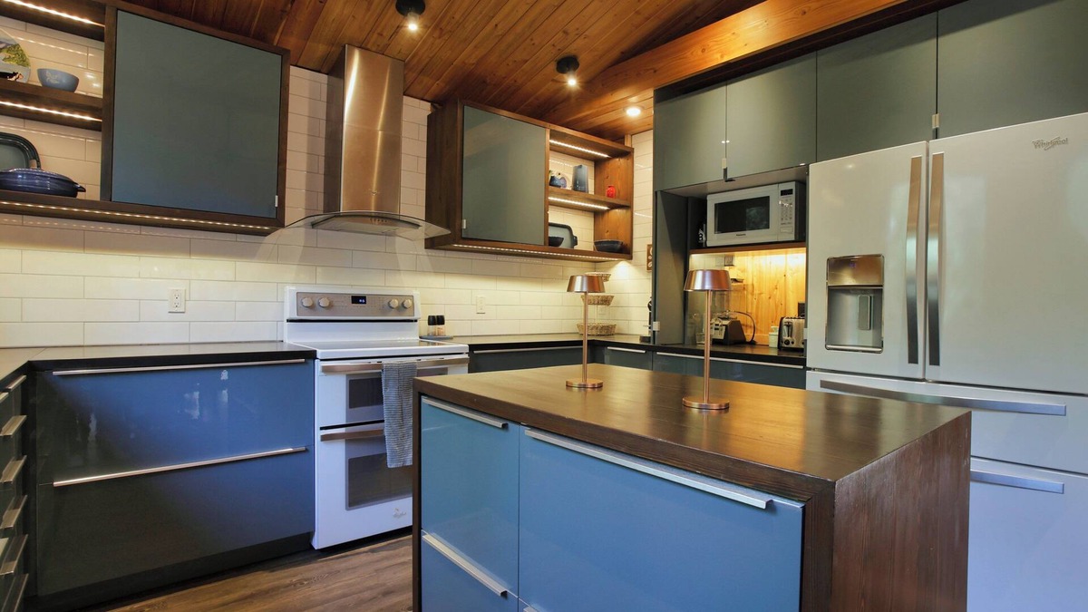 Ymir Ski Chalet | Family and pet friendly Ski and bike retreat