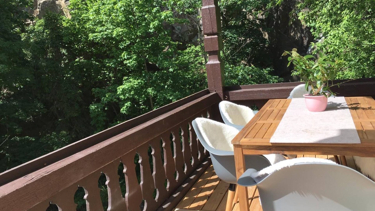 Loschwitz Apartment | Family apartment with a large balcony overlooking the garden