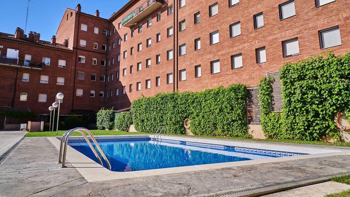 Les Escodines Apartment | Family Apartment with Parking and Pool