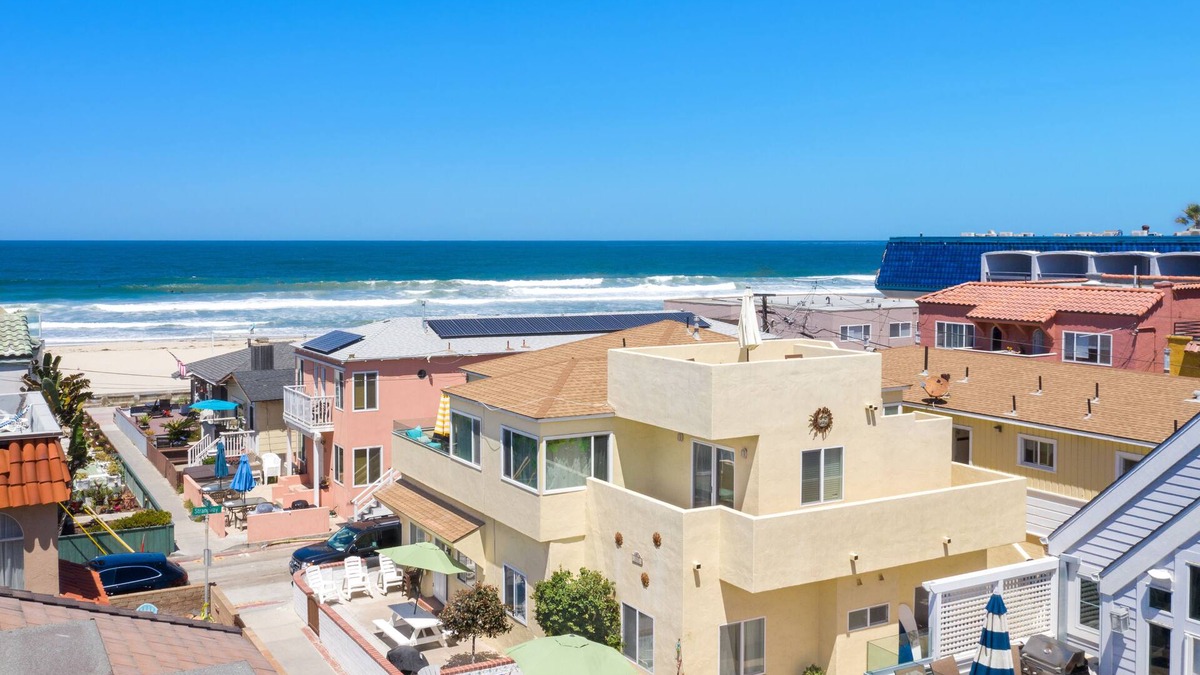 Mission Beach Apartment | Family Beach Getaway. 4 bedroom steps to the Sand