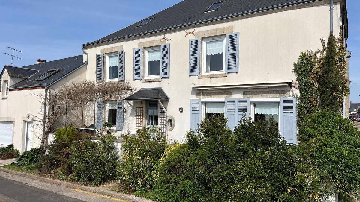 Saint-Denis-de-l'Hotel Cottage | Family cottage with terrace and Loire views
