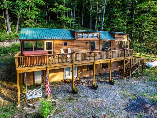 Points House | Family Cabin on 6 Acres with Lake Access and Hot Tub!