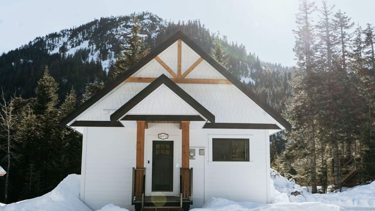 Hemlock Valley Cabin | Family cabin sleeps 10 w/hot tub, games room & mountain views - 2 mins to base