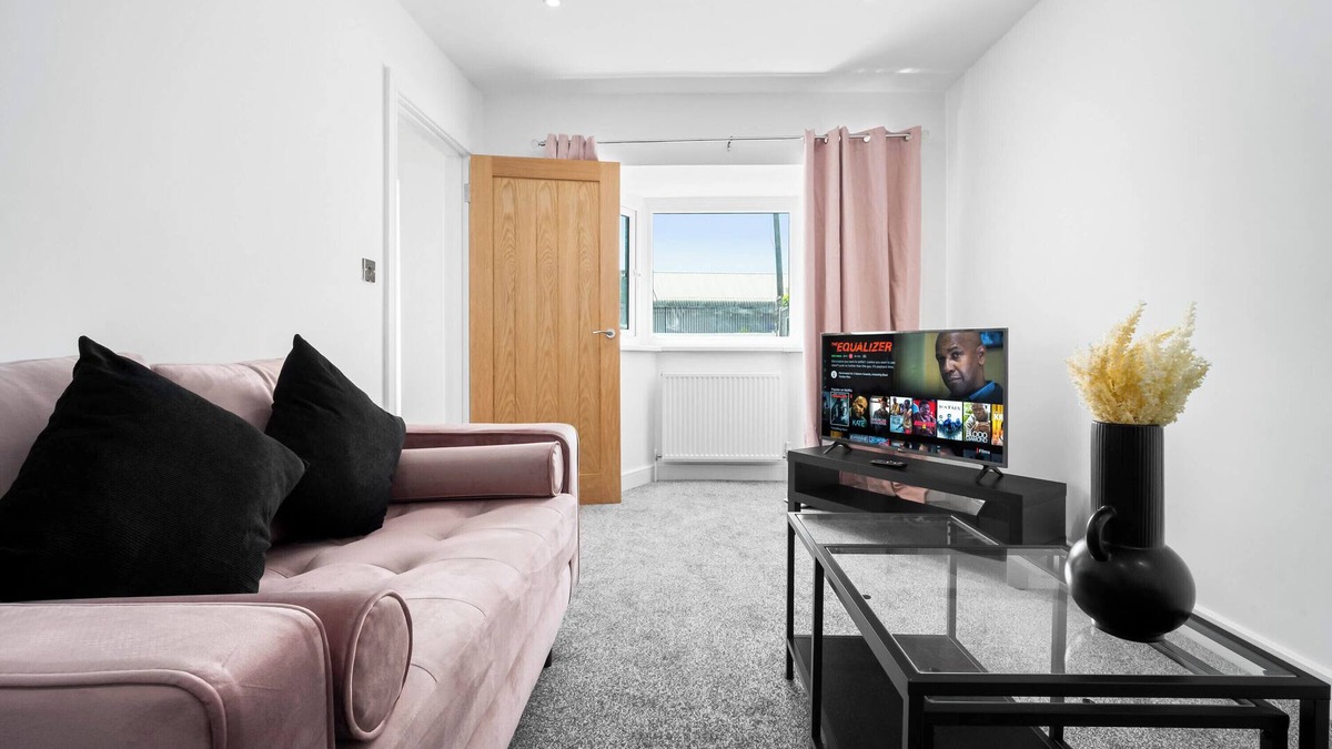 Bilston House | Family/Contractors 3 bed house/parking/sleeps 7