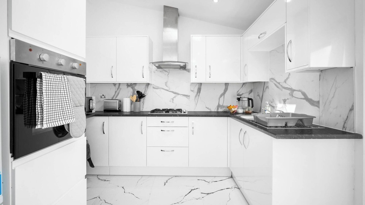 Wednesbury House | Family/contractors 3 bed House/parking/sleeps 7
