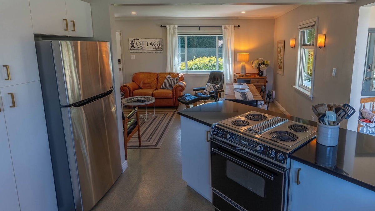 Saanich East House | Family Cottage @ Horner Park