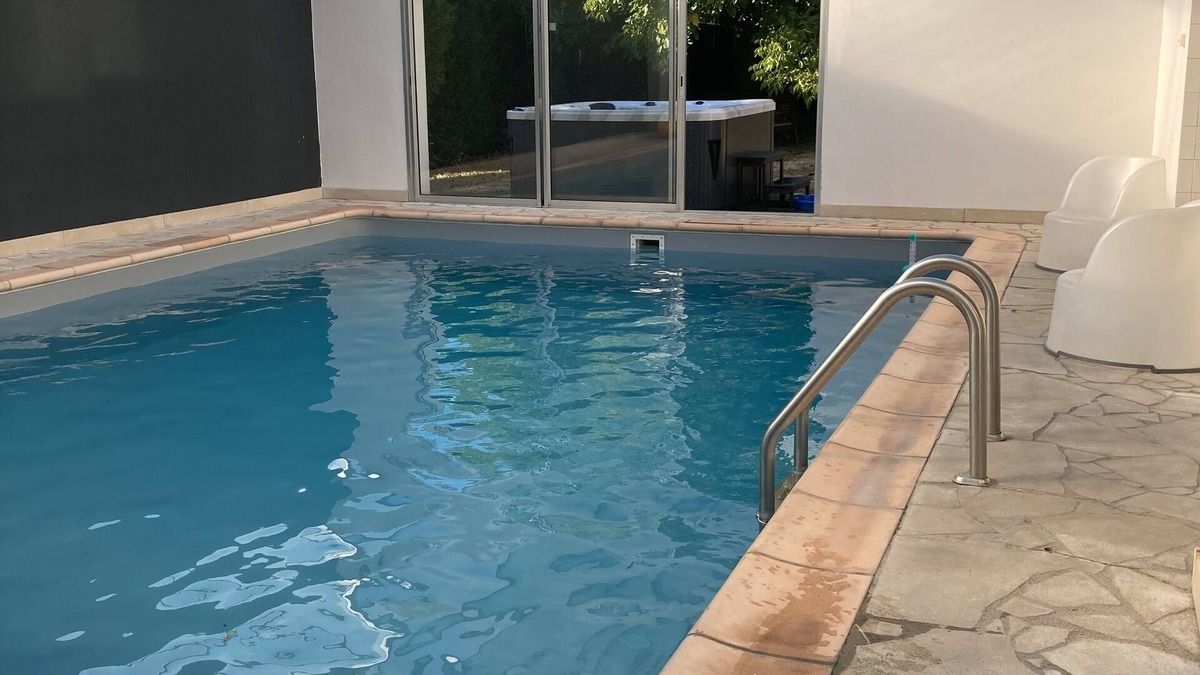 Belleray Villa | Family cottage with private spa & heated pool
