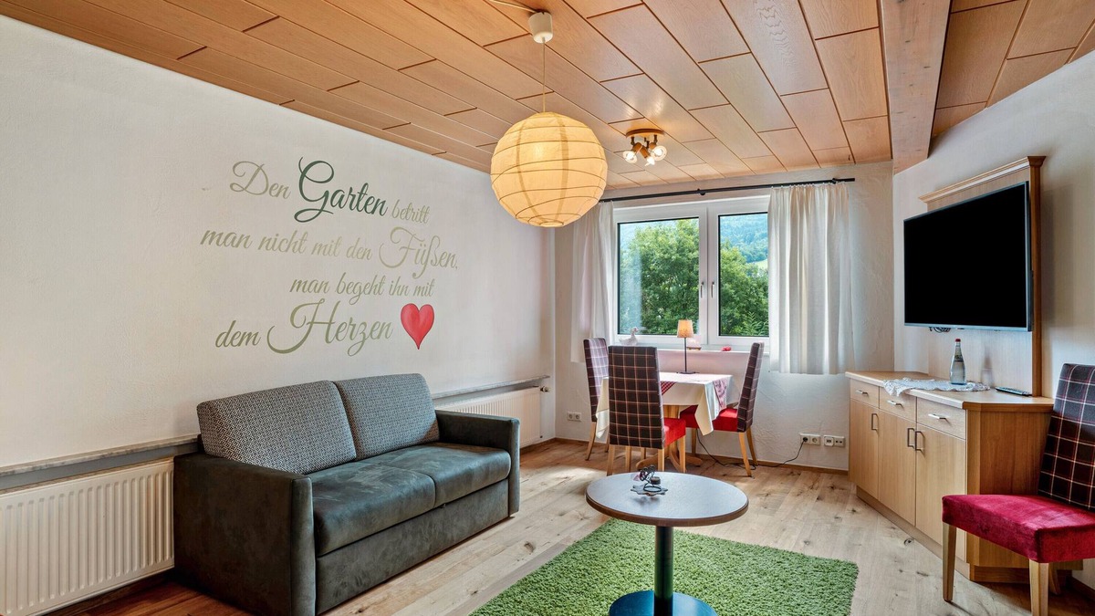 Buehlertal Apartment | Family Country House Room 'Gartenglück' with Bathtub and Wi-Fi