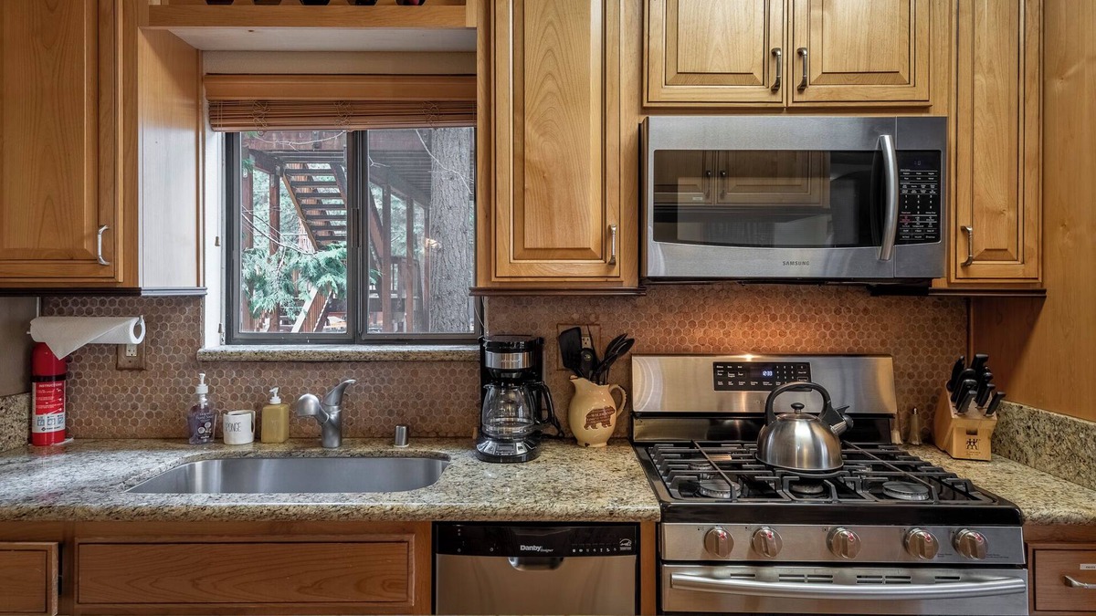 Kings Beach House | Family Cozy Cabin, 5 Min Walk To The Lake