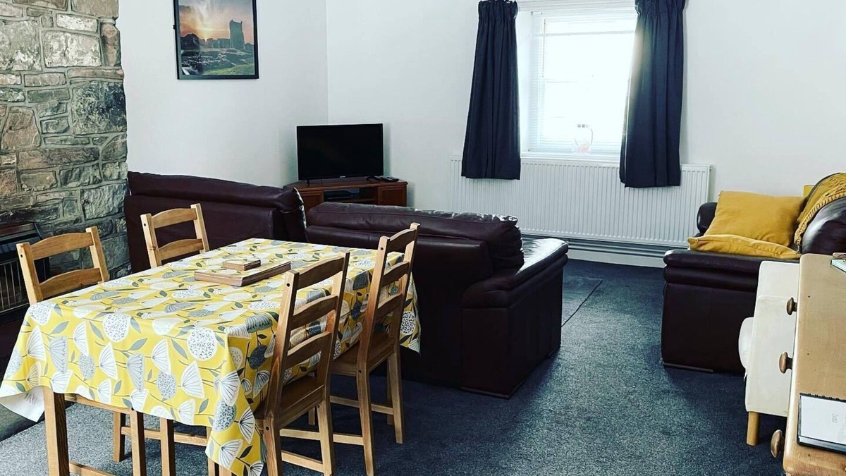 Llansteffan House | Family & dog friendly seaside flat Llansteffan Carmarthen West Wales sleeps 5