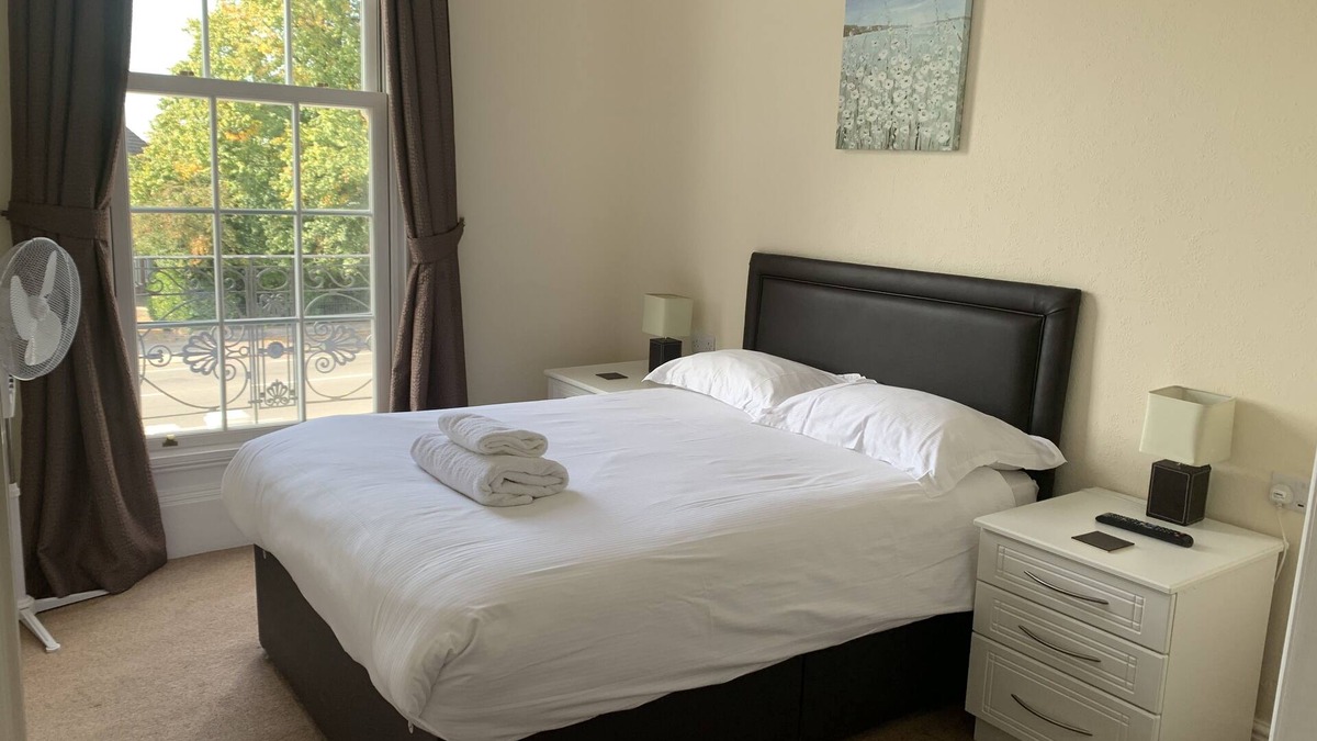 Retford House | Family Ensuite at The Lawns Guest House