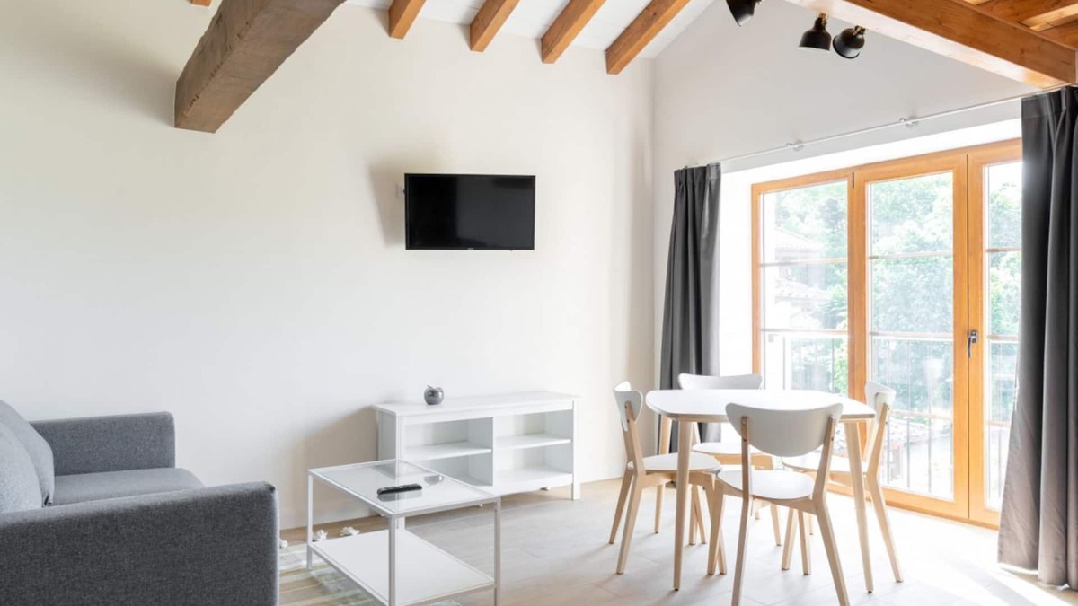Villaverde de Pontones Apartment | Family apartment with garden view and chill-out cube in the garden
