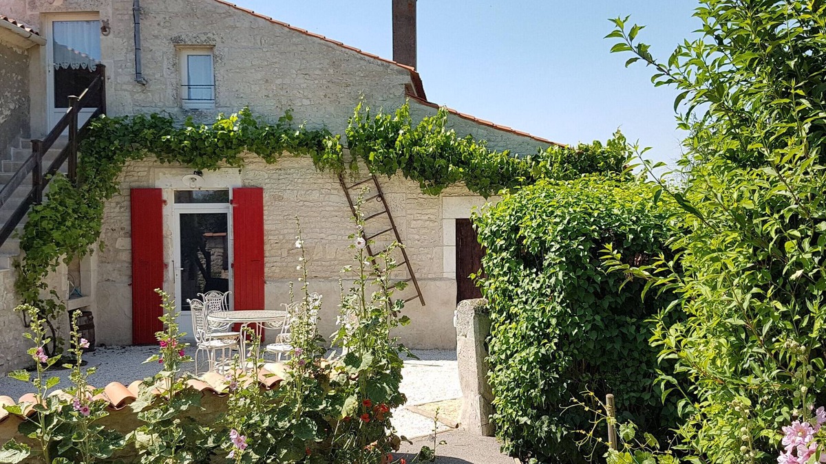 Sainte-Gemme-la-Plaine Cottage | Family-Friendly Cottage with Large Garden in a Quiet Village, Close to La Rochelle