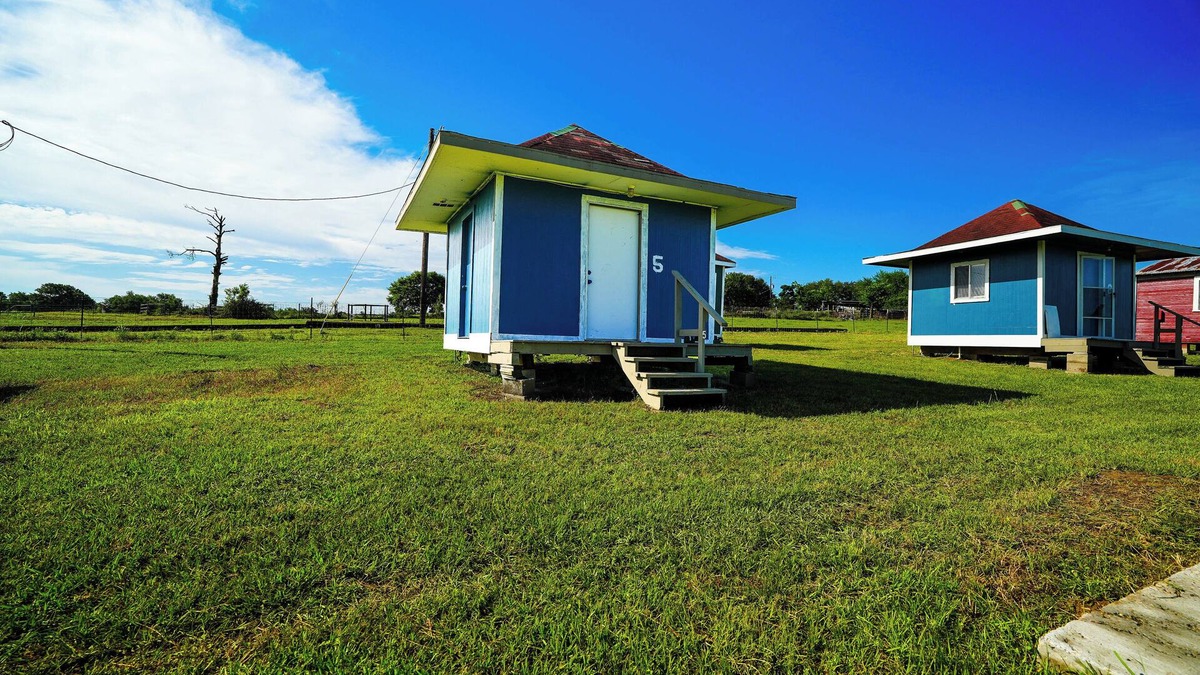 Plantersville Cabin | Family Farms Cabin 5 - Twin/Full Bunk, Fire Pit & Lakeside Escape, Near Ren Fest