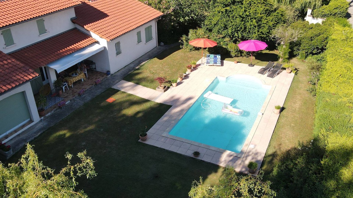 Saint-Sulpice House | Family house for 8 people, swimming pool & jacuzzi