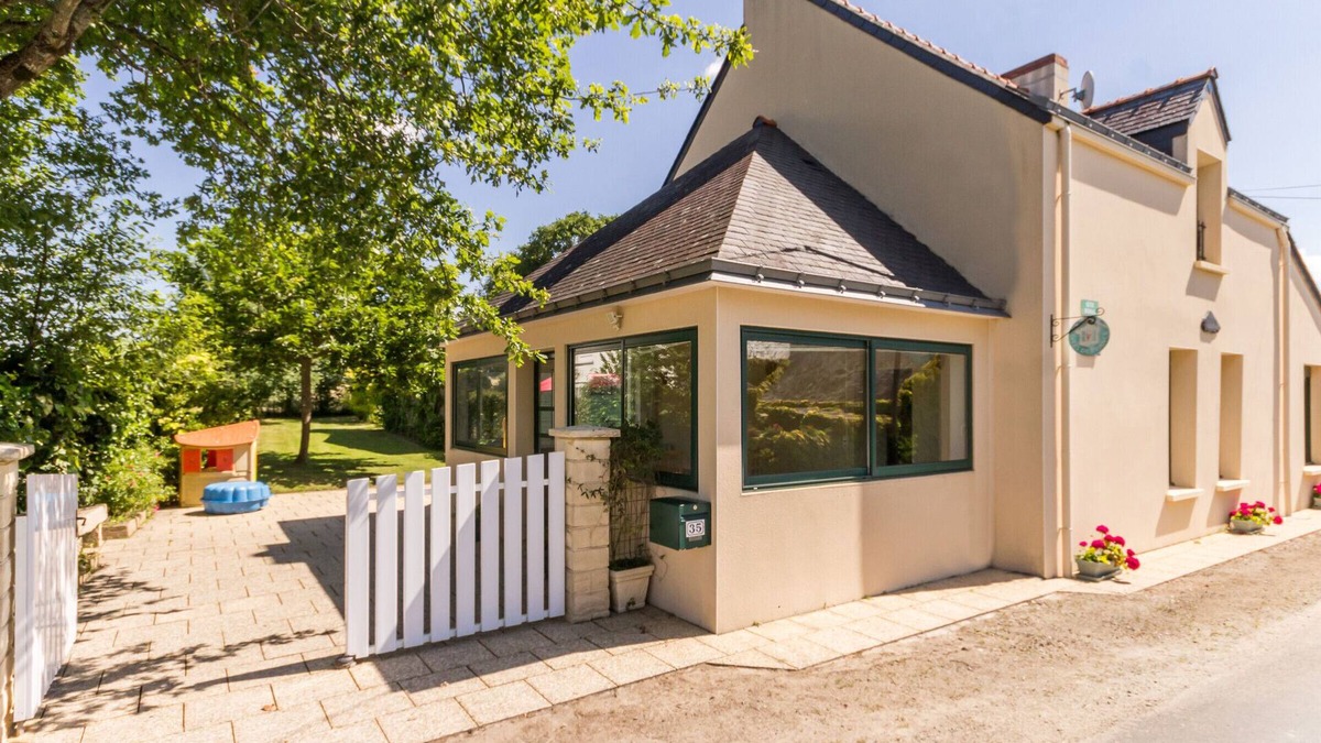 Sainte-Reine-de-Bretagne Cottage | Family-Friendly Cottage Near Brière Park with Garden, Terrace, and Kids' Play Area