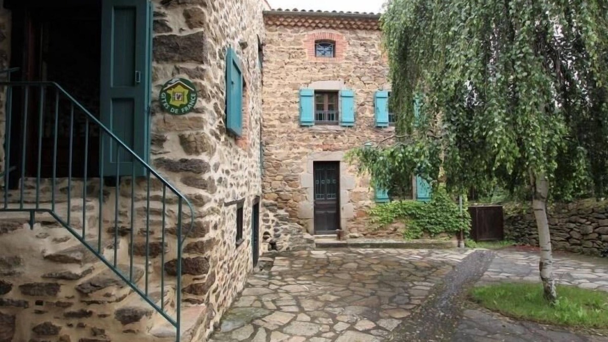 Villeneuve-dʼAllier Cottage | Family-Friendly Riverside Retreat with Game Room & Terrace in Scenic Allier