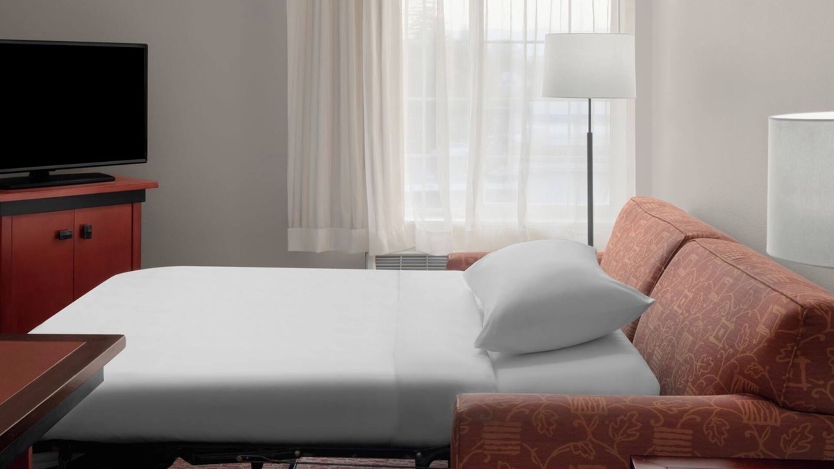 The East Side Hotel | Family & Friends Getaway – 1BR Suite w/Balcony, Kitchen & Living Area