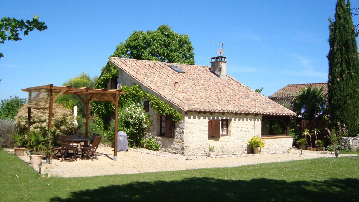 Valroufie Cottage | Family-friendly, dog-friendly gite with pool and views near Cahors