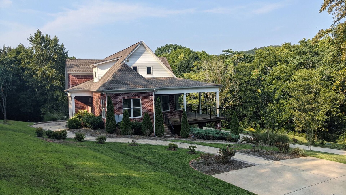 Thompson's Station House | Family friendly deluxe home with a stunning view of mountains near Franklin, TN