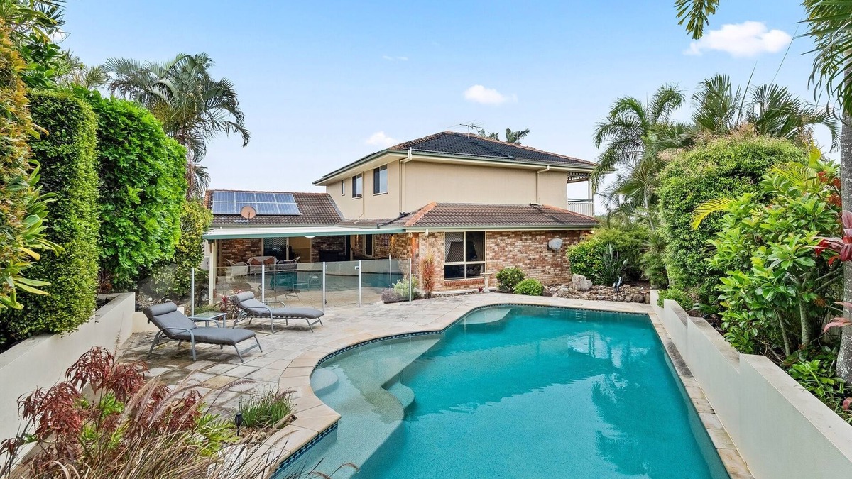 Brisbane Waterfront House | Family-Friendly 5-Bed Close to the Coast & Airport