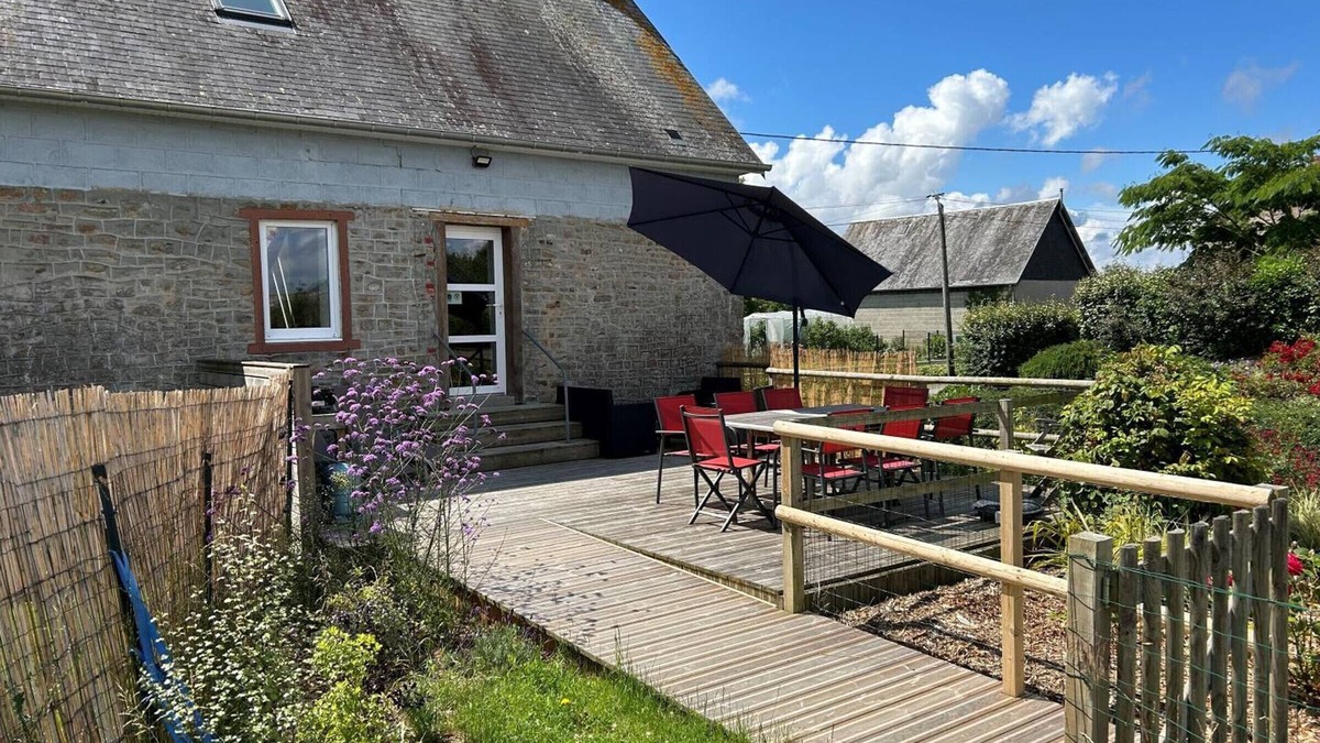 Le Val-Saint-Pere Cottage | Family-Friendly Cottage with Terrace, Garden, and Baby Equipment Near Mont St-Michel