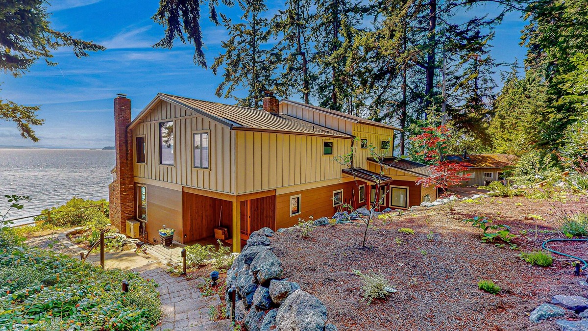 Bainbridge Island House | Family-friendly soundfront retreat with sprawling deck and expansive views