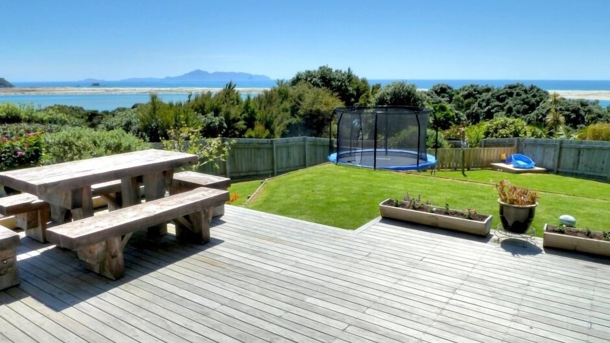 Mangawhai Heads House | Family friendly Clifftop home - 2 mins walk to beach, One price up to 16 people