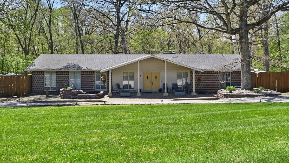 Lake St Louis House | Family Friendly Lake Front retreat with Lake Front Beach and Dock.