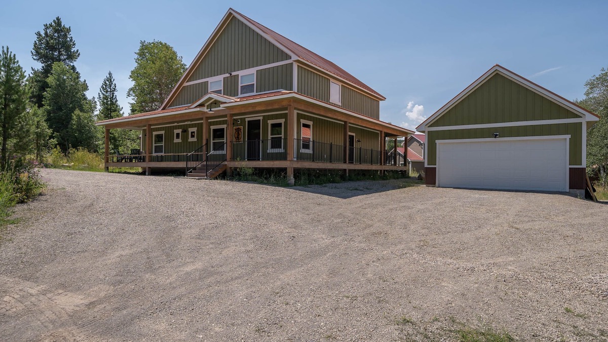 Lazy Acres Cabin | Family-friendly lodge + Fire pit + Hot tub + Heated garage + 3 On-suite bedrooms