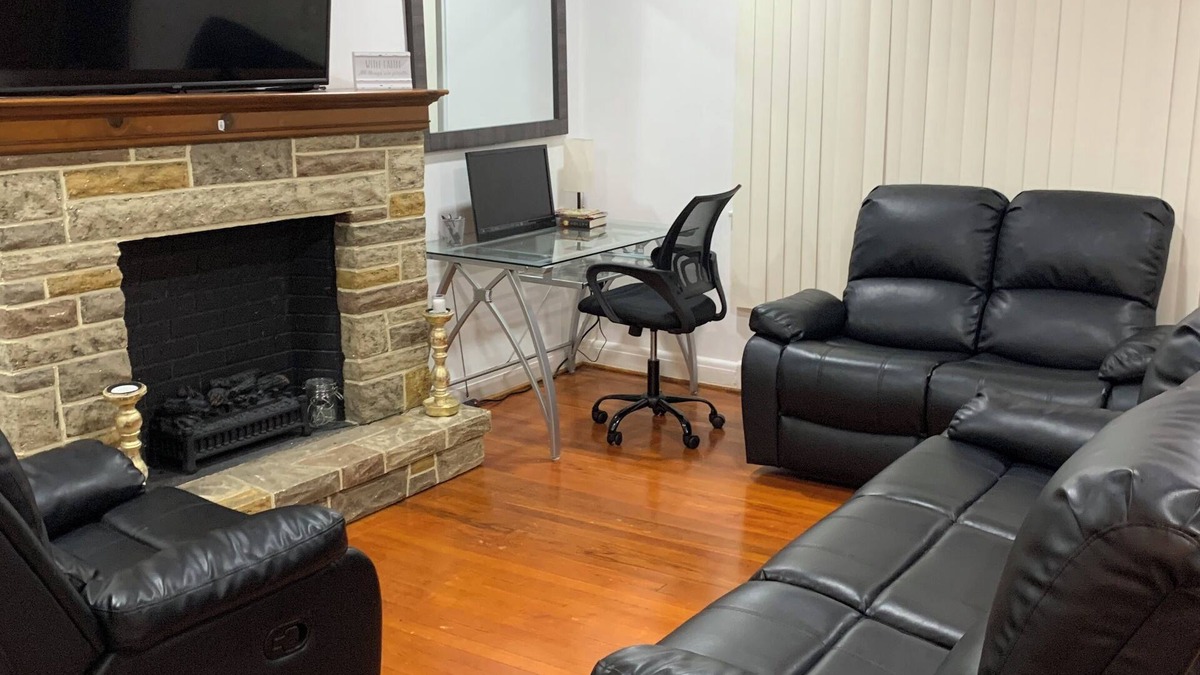 Downtown Baltimore House | family-friendly 2-bedroom home in Baltimore with WiFi, AC, Pool table, Poker