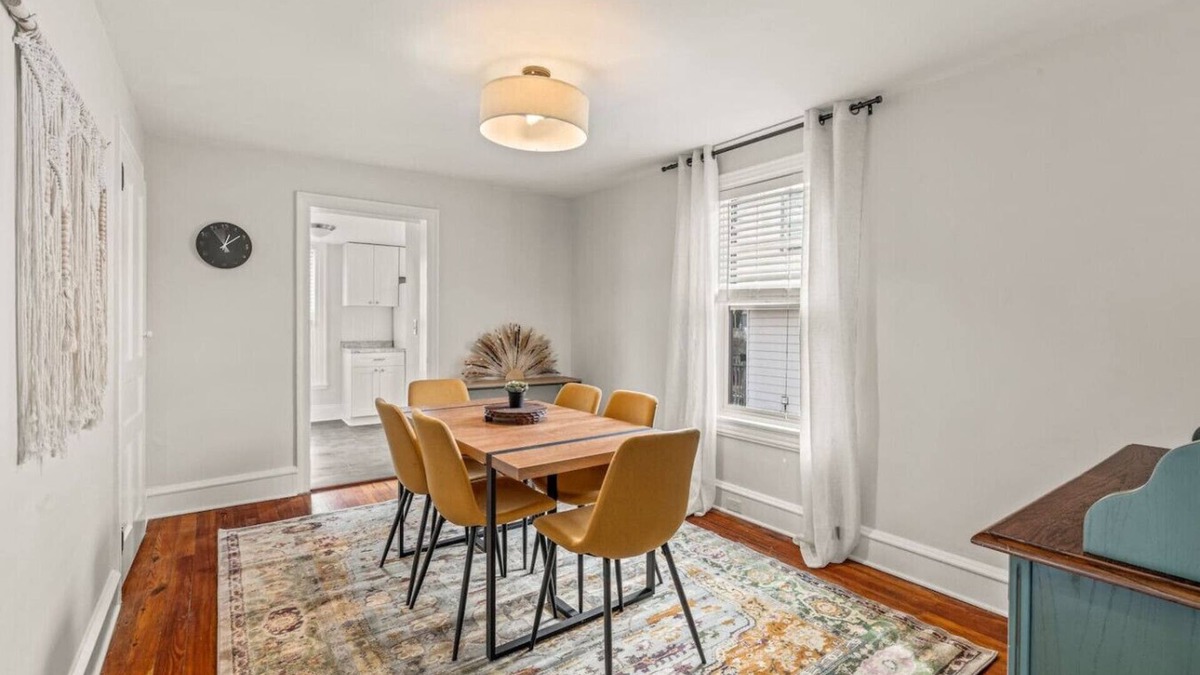 Bala-Cynwyd Apartment | Family Friendly 2 Floor 2 BR Apt [Sunflower Stay]