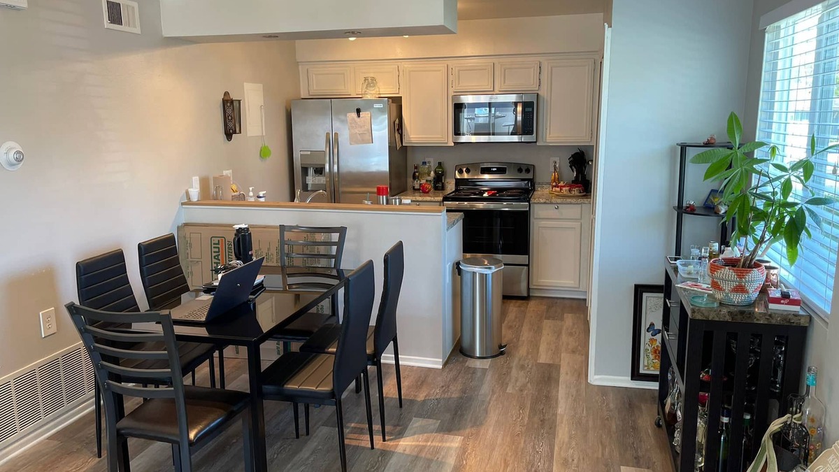 Santa Clarita Condo | Family-Friendly 2BR Condo, Near Six Flags & Hiking Trails w/Shared Pool