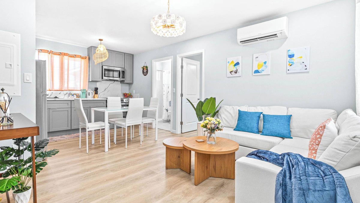 McCully - Moiliili House | Family-friendly 2BD 2BA 2 Parkings Honolulu Home