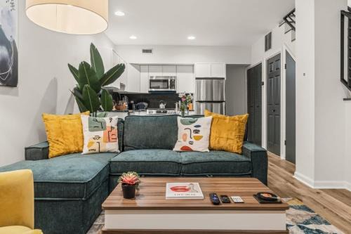 Old City Apartment | Family-friendly 2BR Condo with Free Parking!