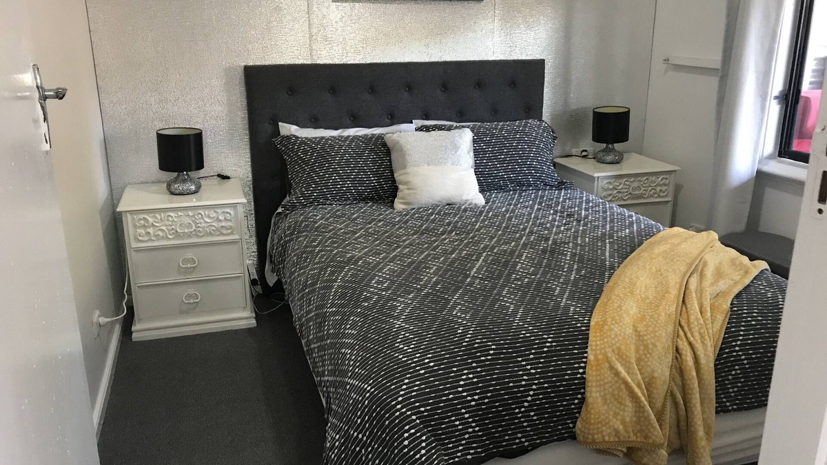 Orbost Cottage | Family friendly 3 bedroom apt. pet friendly. Private setting