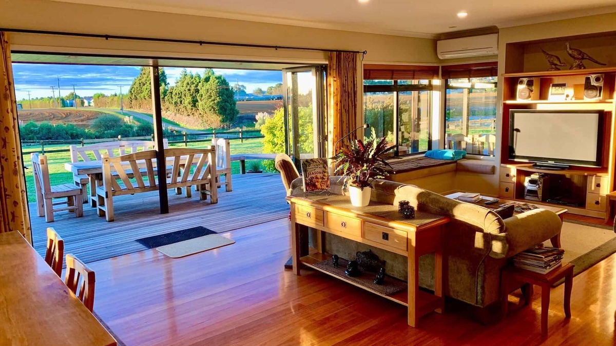 Bombay Bed & Breakfast | Family Friendly 3 Bedroom Farmhouse with Spa Pool