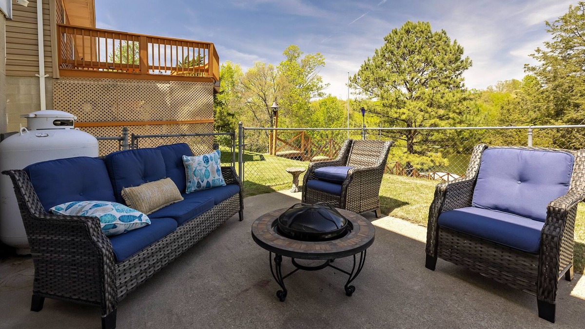 Goreville House | Family Friendly- 3 Kayaks + Canoe + 2 Kitchens