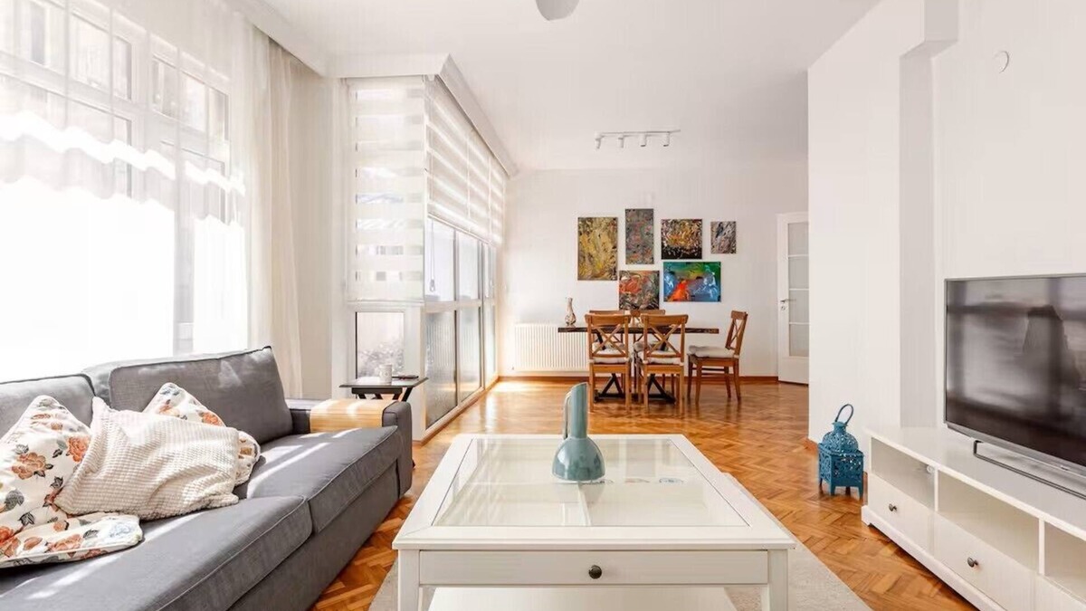 Moda Apartment | Family-Friendly 3BR Oasis in Moda – Balcony, Near Ferry, Metro & Seaside!