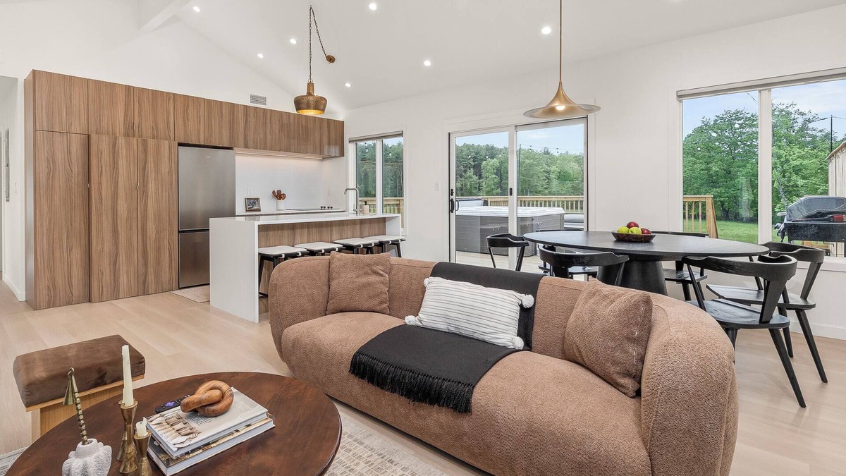 East Durham House | Family Friendly 3BR - Playground - Tennis Court