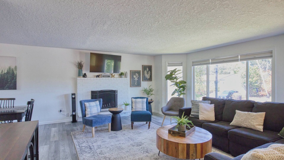 Gresham House | Family-Friendly 5BR Retreat – Hot Tub & Game Room