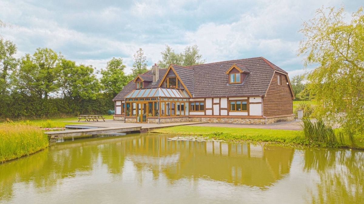 Jamestown House | Family Friendly 9 Bedroom Lakeside Lodge, Rooskey. Official 4 Star 🍀