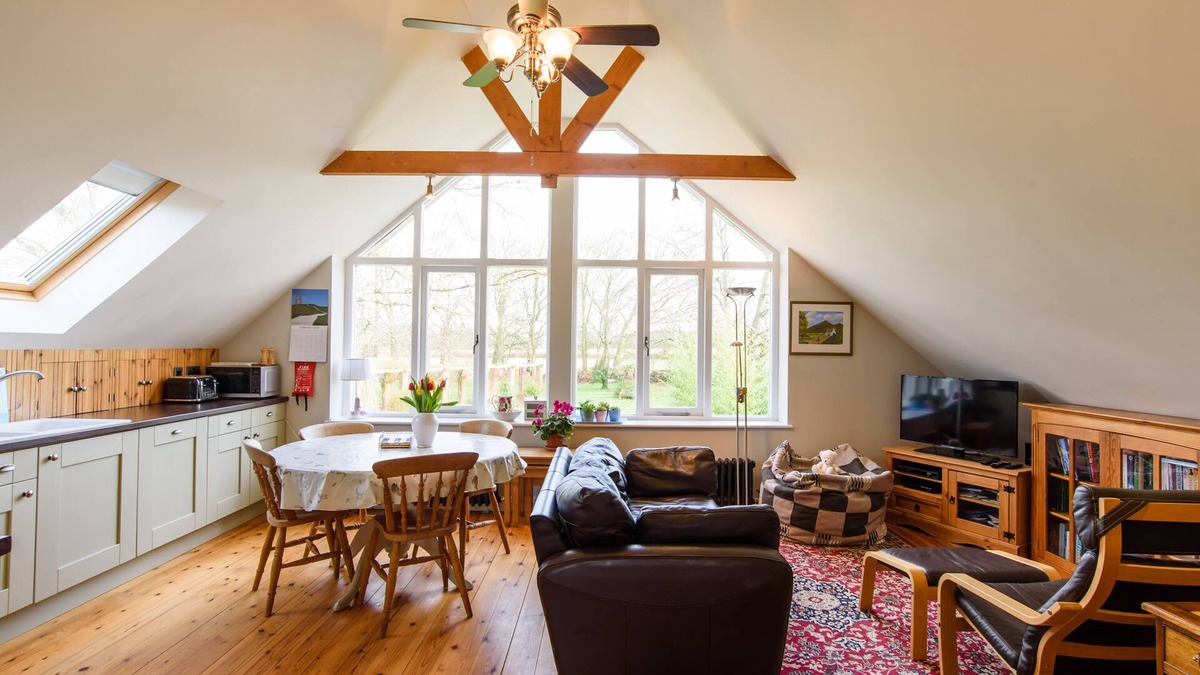 Langford House | Family friendly accommodation overlooking stream and beautiful garden