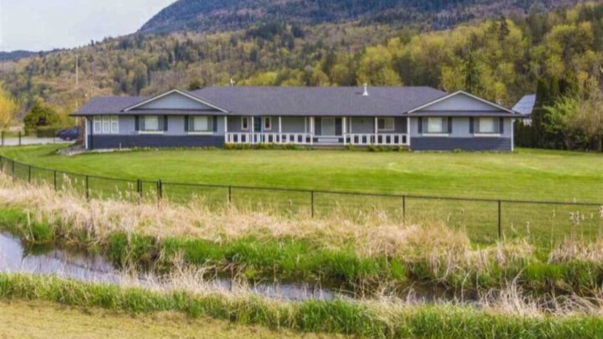 Yarrow House | Family Friendly Acreage Retreat w/ In-ground Saltwater Pool & Mtn Views