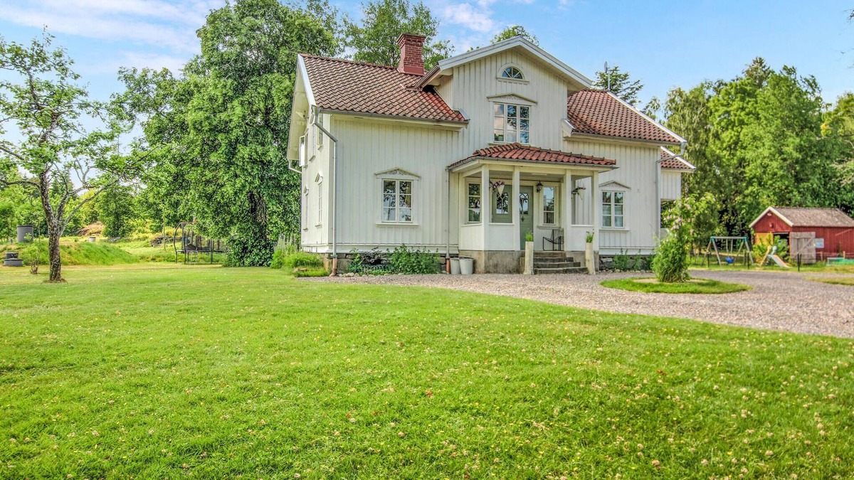 Sollebrunn House | Family friendly and spacious cottage surrounded by meadows, fields and forests.