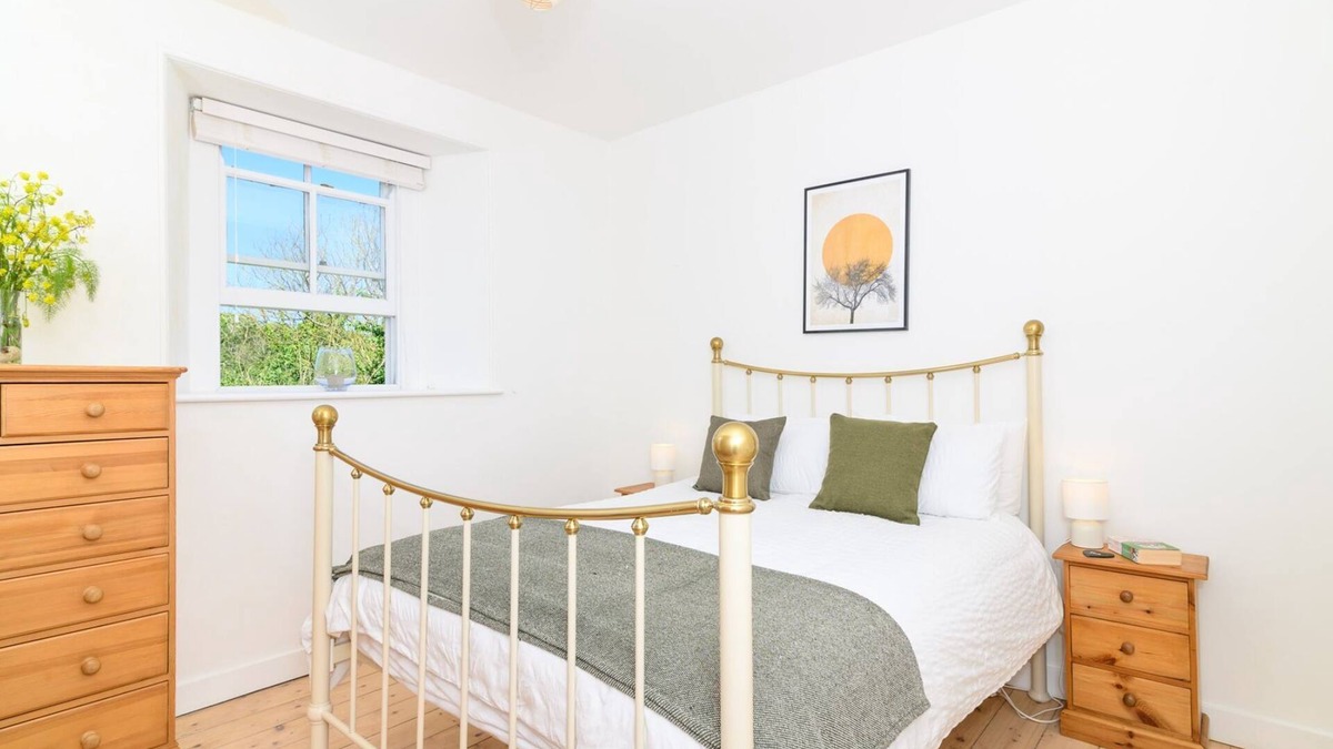 Praa Sands Apartment | Family Friendly Apartment above Praa Sands Beach, Dog Friendly, Garden & Parking