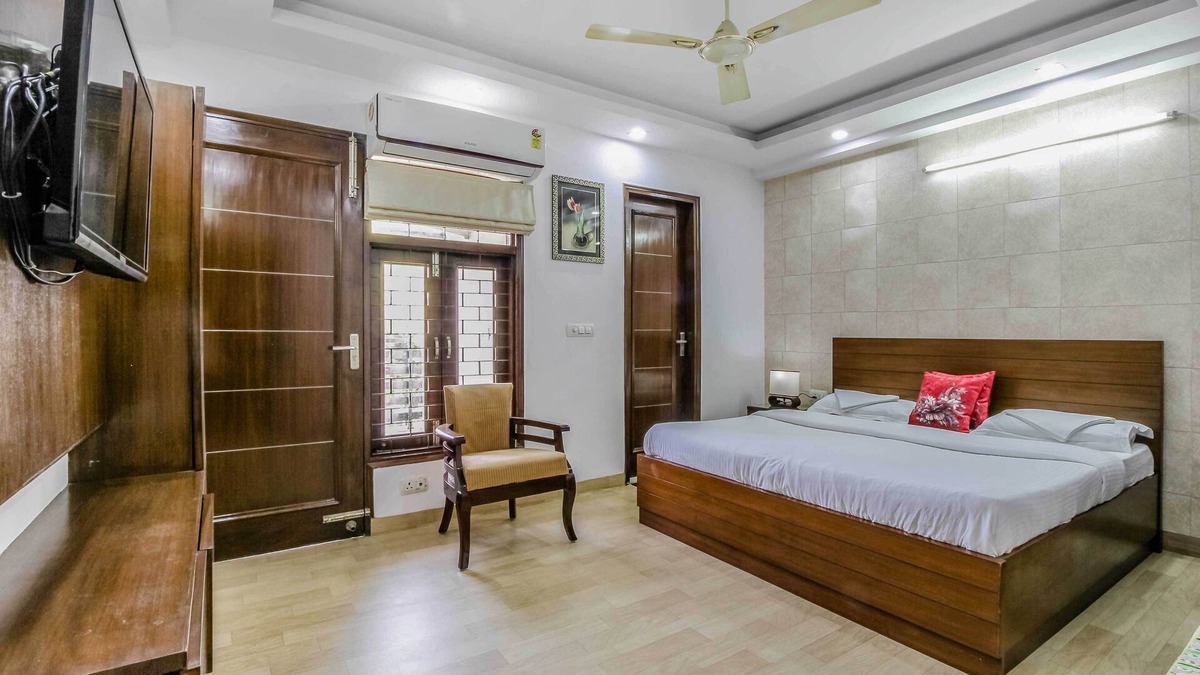 New Delhi Apartment | Family Friendly Apartment,3 clean rooms attached washrooms near city center