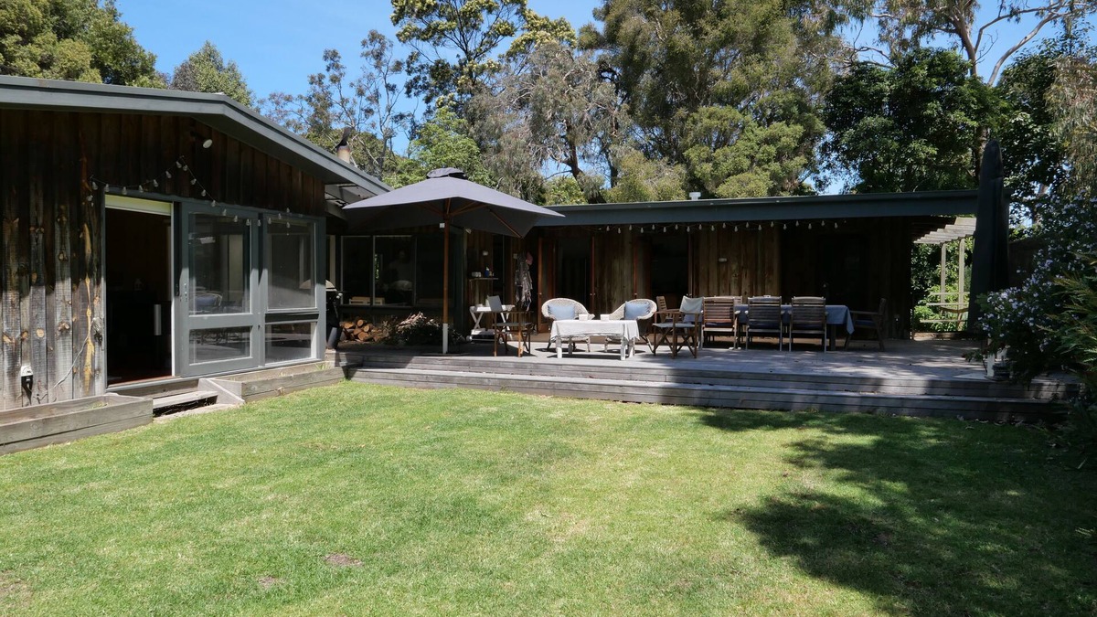 Somers House | Family friendly beach house 5 mins walk from beach & yacht club.