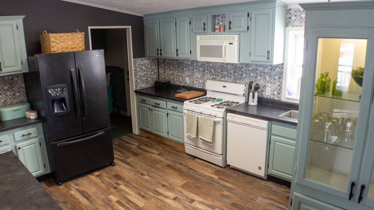 Deckerville House | Family friendly bungalow with big yard and deck, close to town